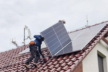 Pokládání fotovoltaických panelů